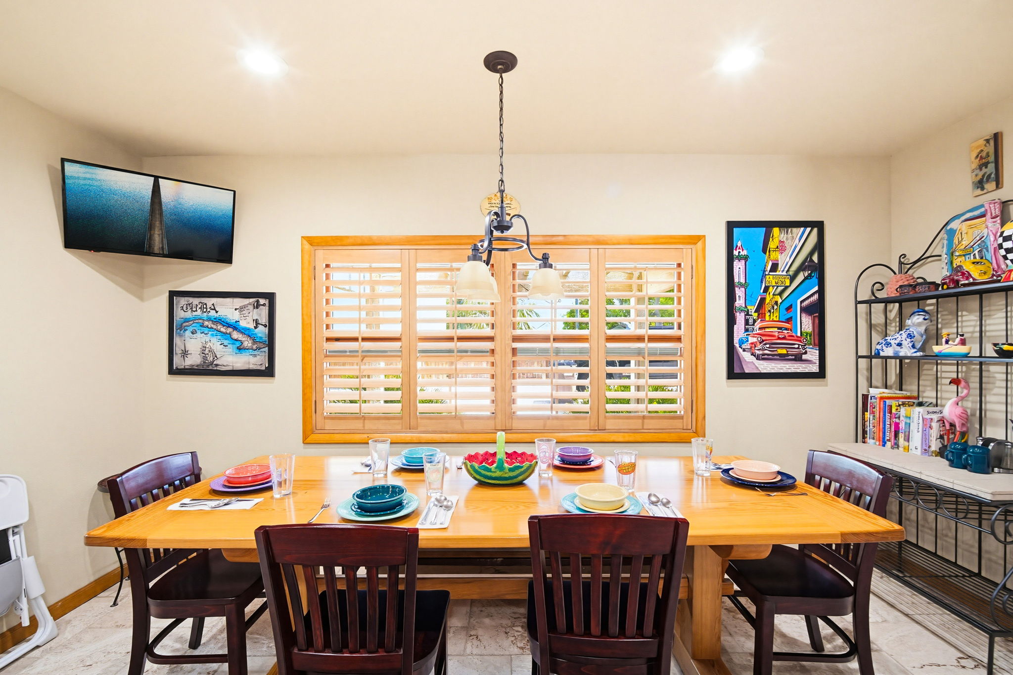 A nice dining room area.