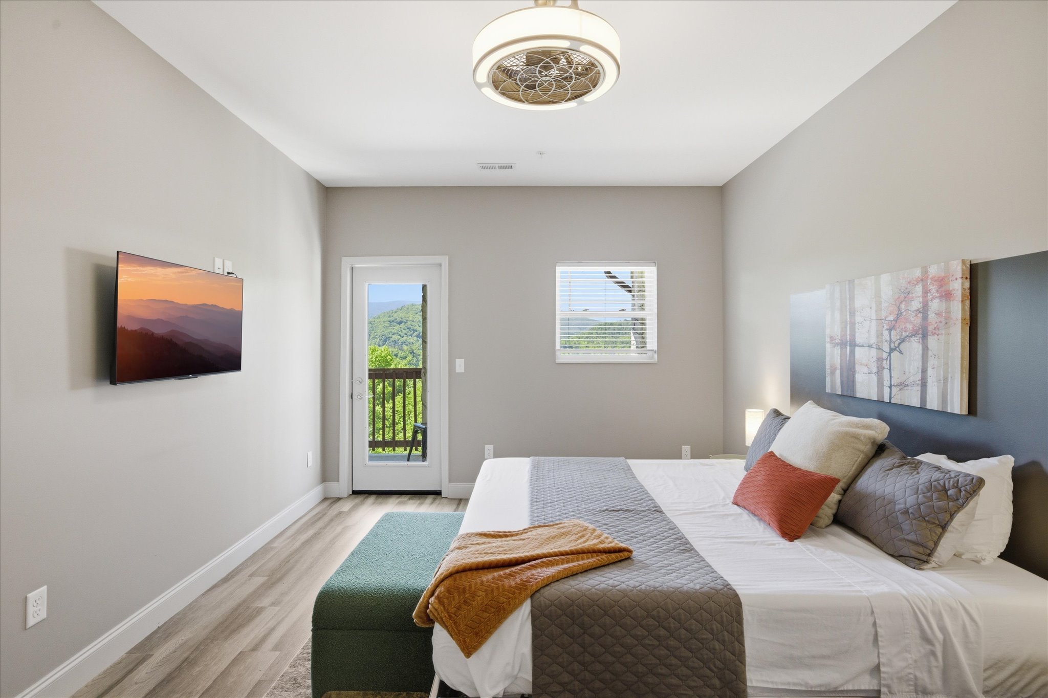 Everything feels intentional here—clean lines, soft tones, and just enough space to breathe. It’s the kind of room that helps you settle in without even thinking about it.
