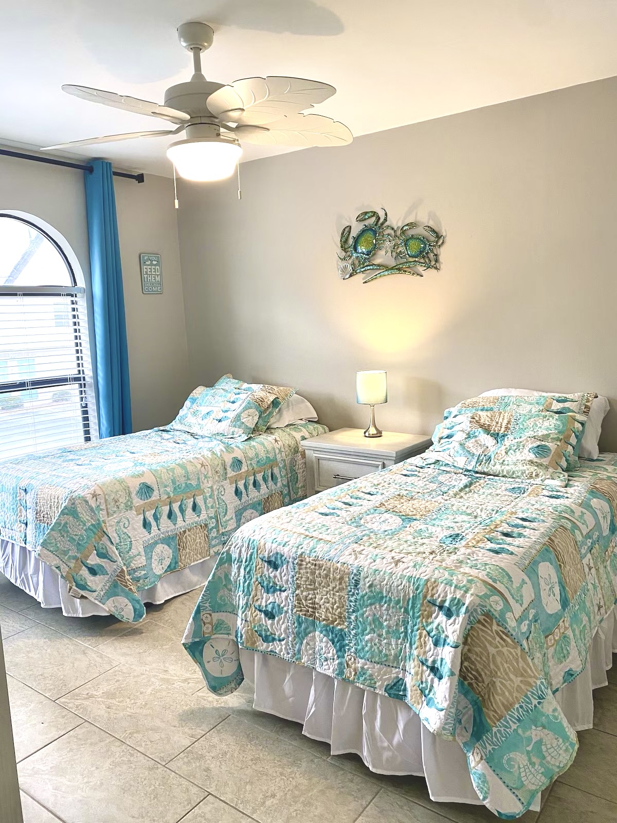Secondary bedroom with twin beds