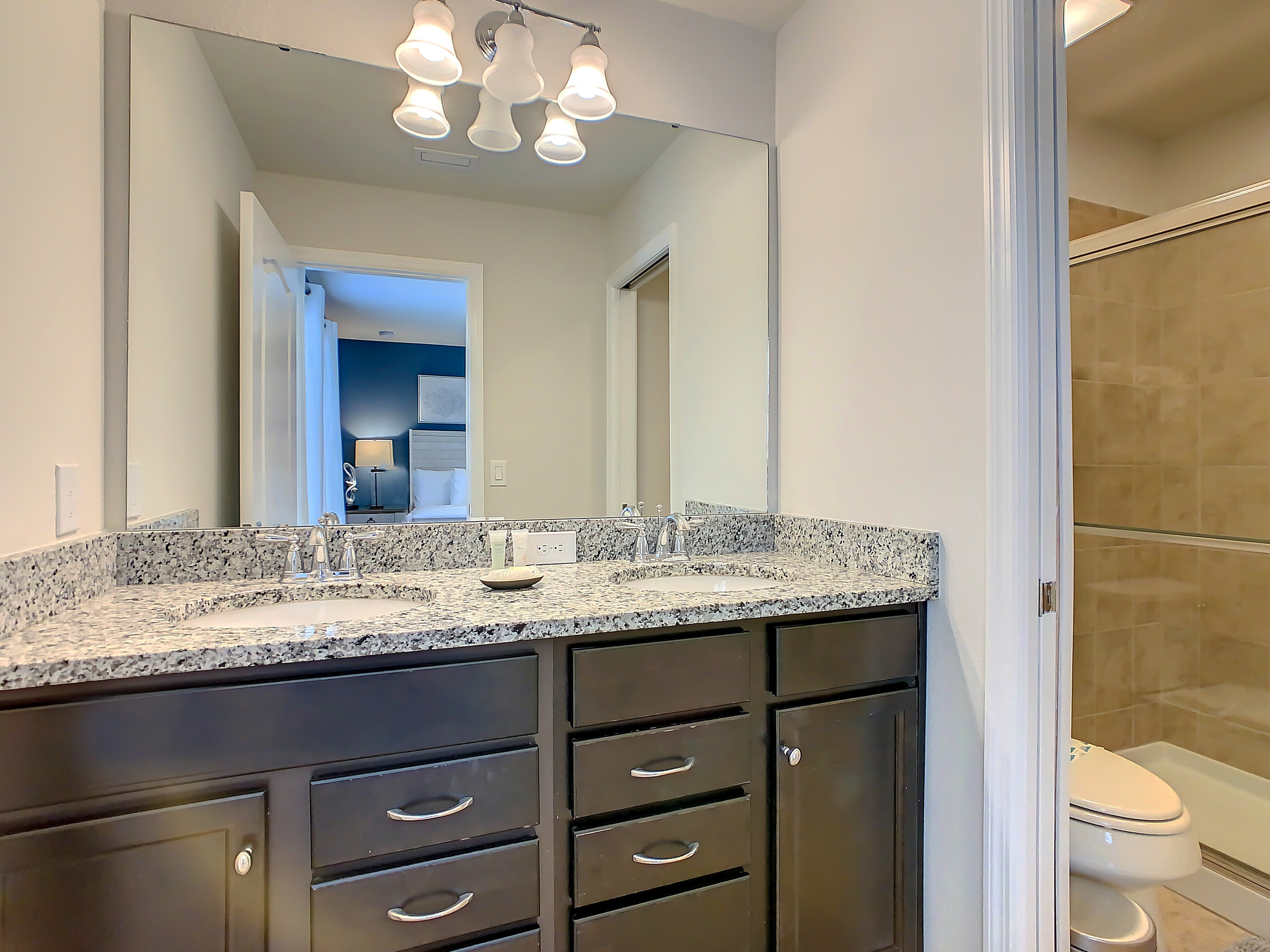 Bath 3- Suite 2 En Suite Bathroom