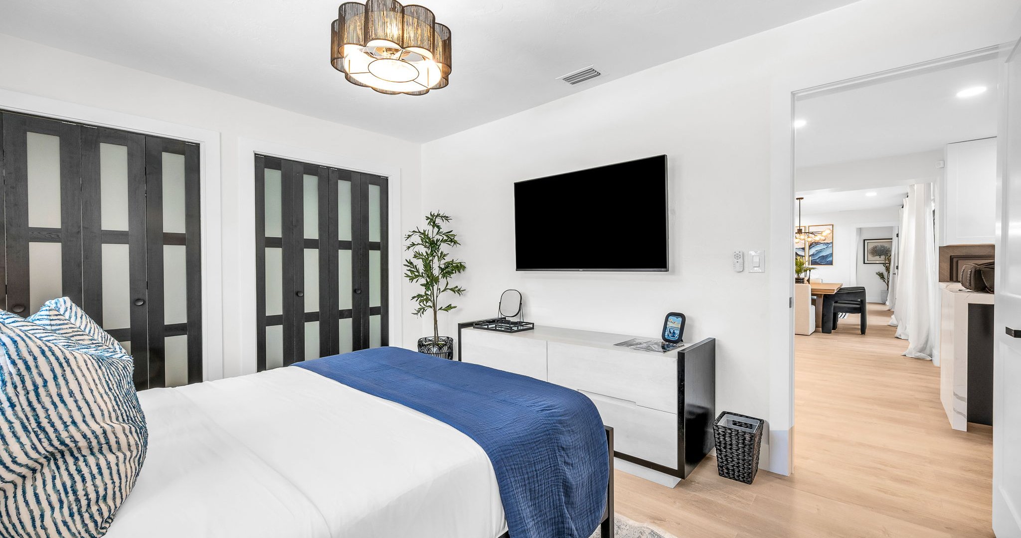 Designed for both style and comfort, this queen retreat blends chic coastal décor with sleek modern touches. With loads of closet space and a Smart TV for streaming, it’s perfect for unwinding after a day at the beach.