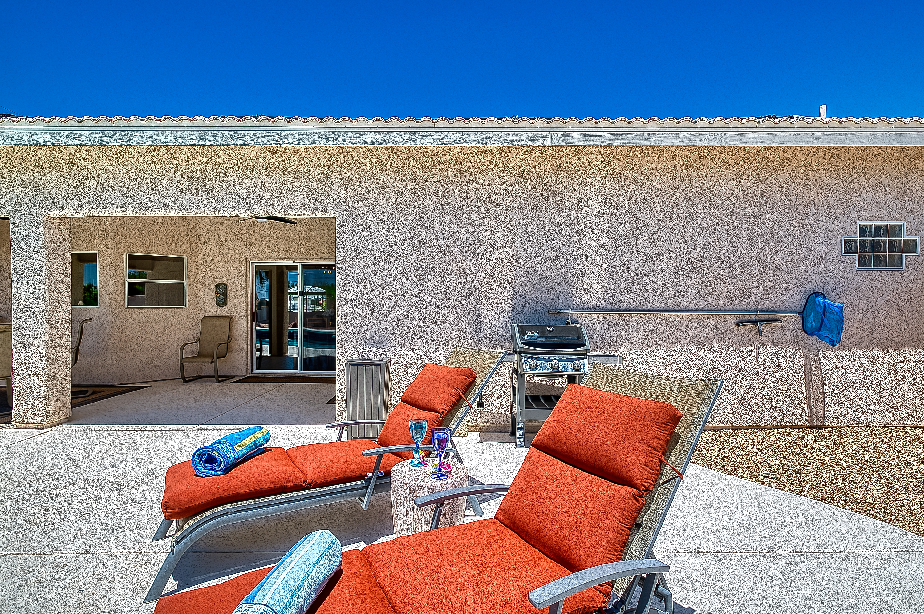 Lounge Pool side! 