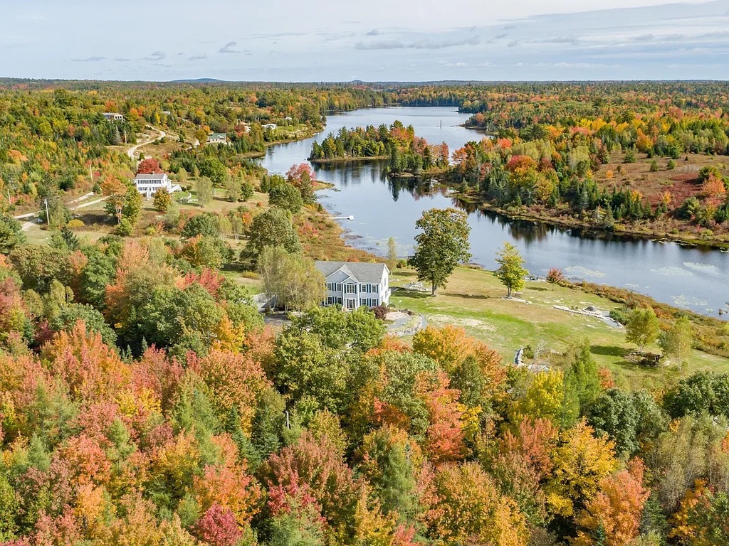 Getting everyone together gets harder every year.
Different schedules. Different cities. Kids. Work. Life.
So pick a weekend. #MaineInTheFall