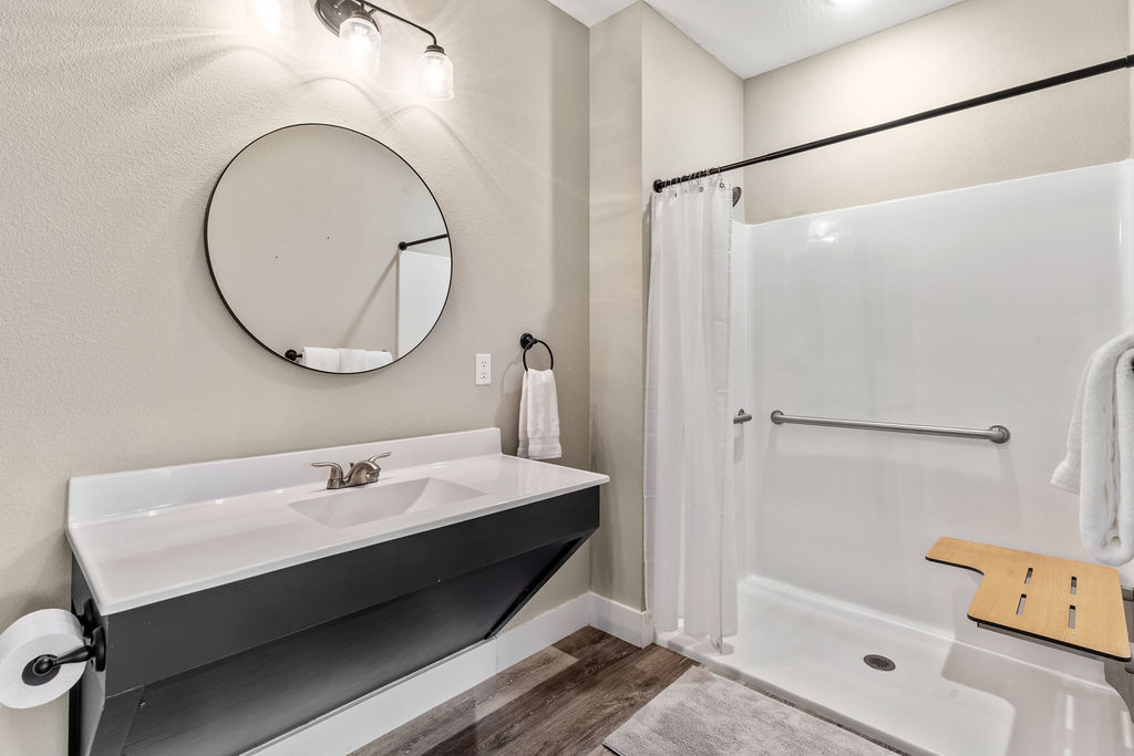 Main level handicap accesible bathroom