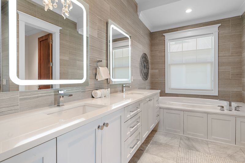 Bathroom 8: Private Bathroom with Shower and Tub