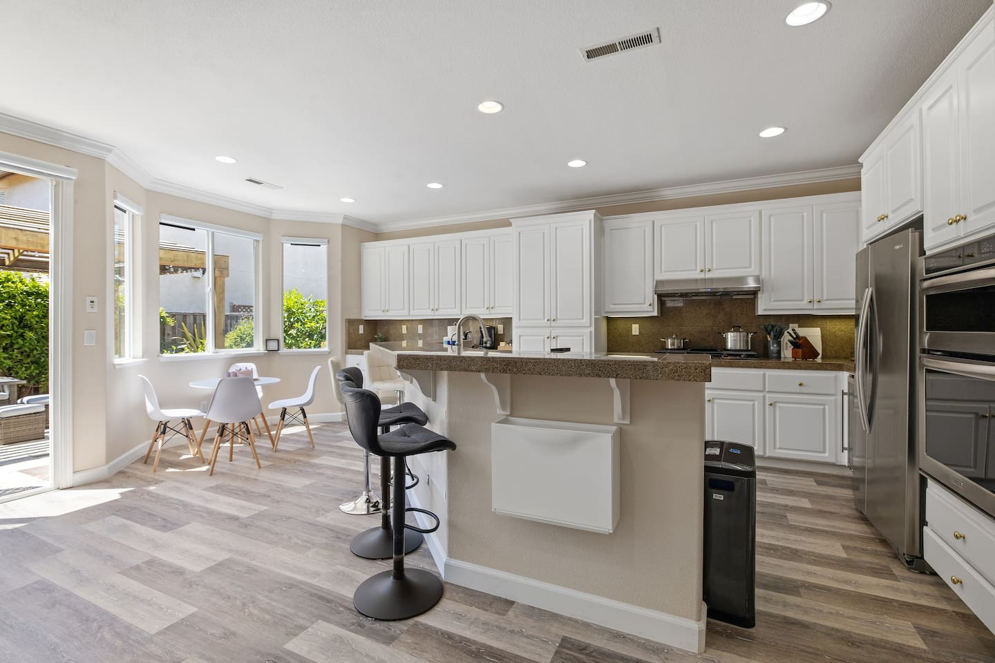Prepare your delicious meal in our fully equipped kitchen that has the basic things you need, from pots and pans to coffee and tea. 