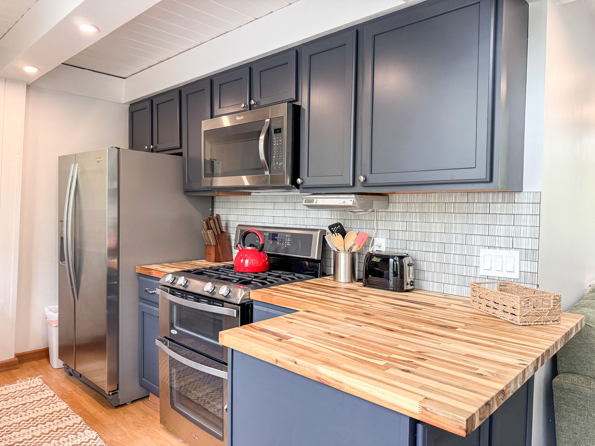Beautiful finishes in this compact but fully equipped kitchen