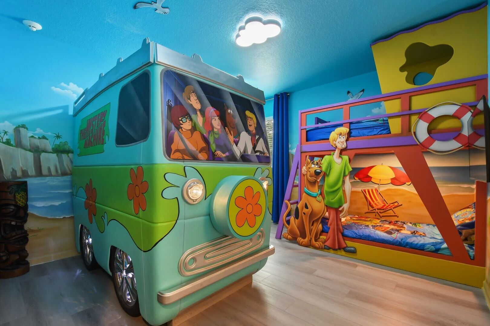 Groovy beach vibes and Scooby-Doo fun: A bunk bed that’s a beachside adventure