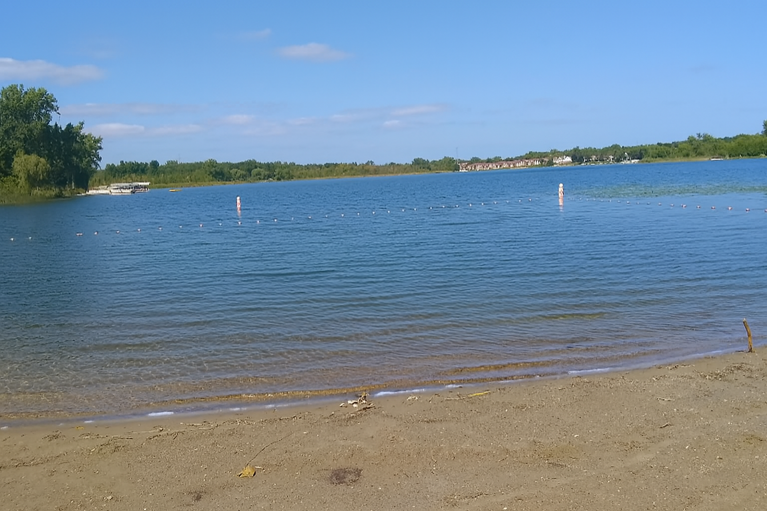Sandy Shoreline & Calm Waters – Enjoy a Relaxing Day at the Nearby Beach