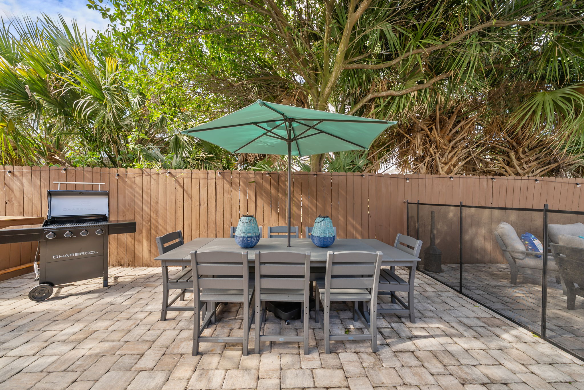 Fire up the Char-Broil gas grill right beside the dining table. From
sear to seat takes about 10 steps on this patio.
