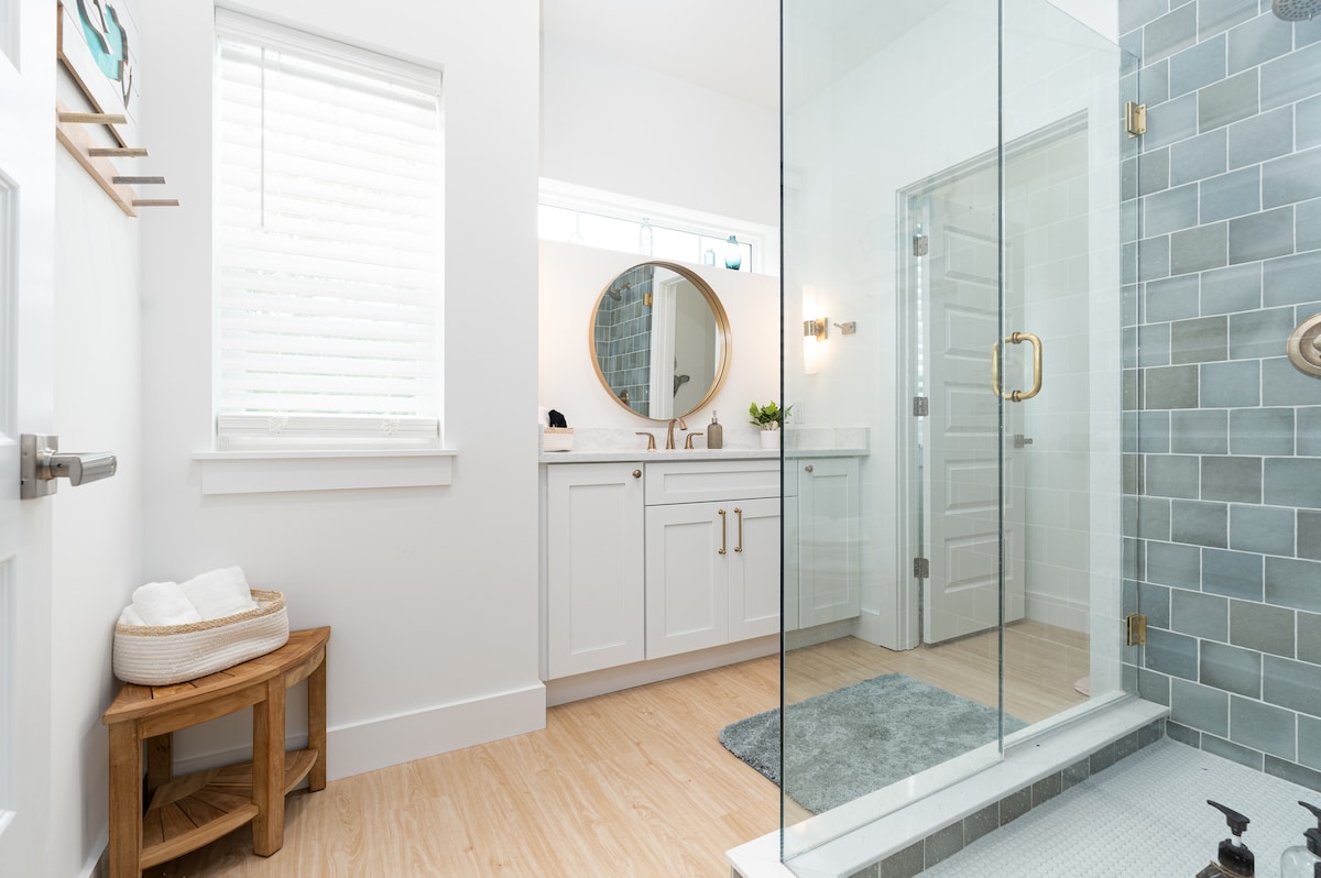 The upstairs en-suite keeps its own rhythm - fresh towels folded on the teak bench, the shower running warm, and a door you can close on the rest of the house for twenty genuinely uninterrupted minutes.