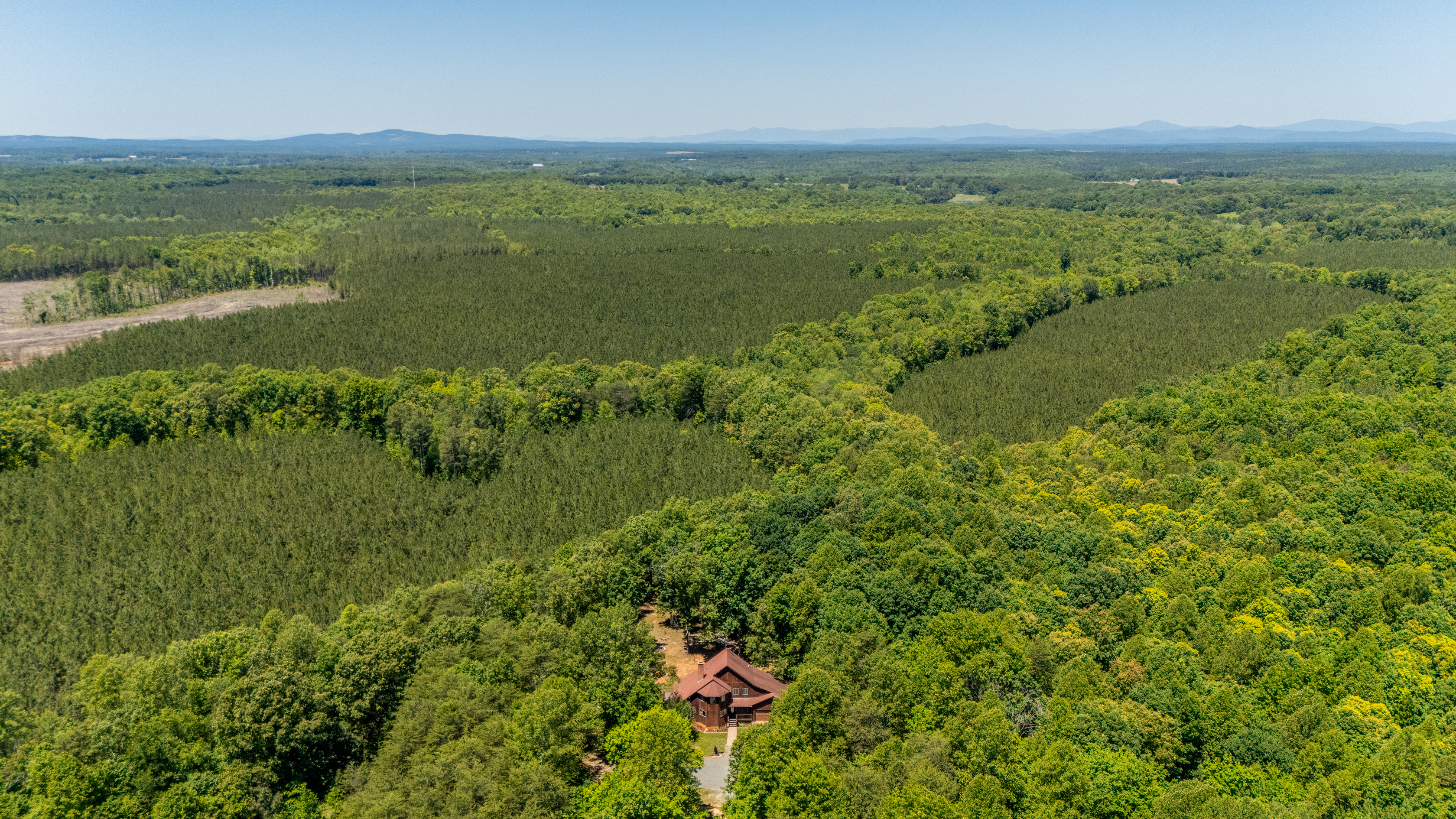 Nature Retreat: Escape to serenity surrounded by lush greenery and stunning mountain views!
