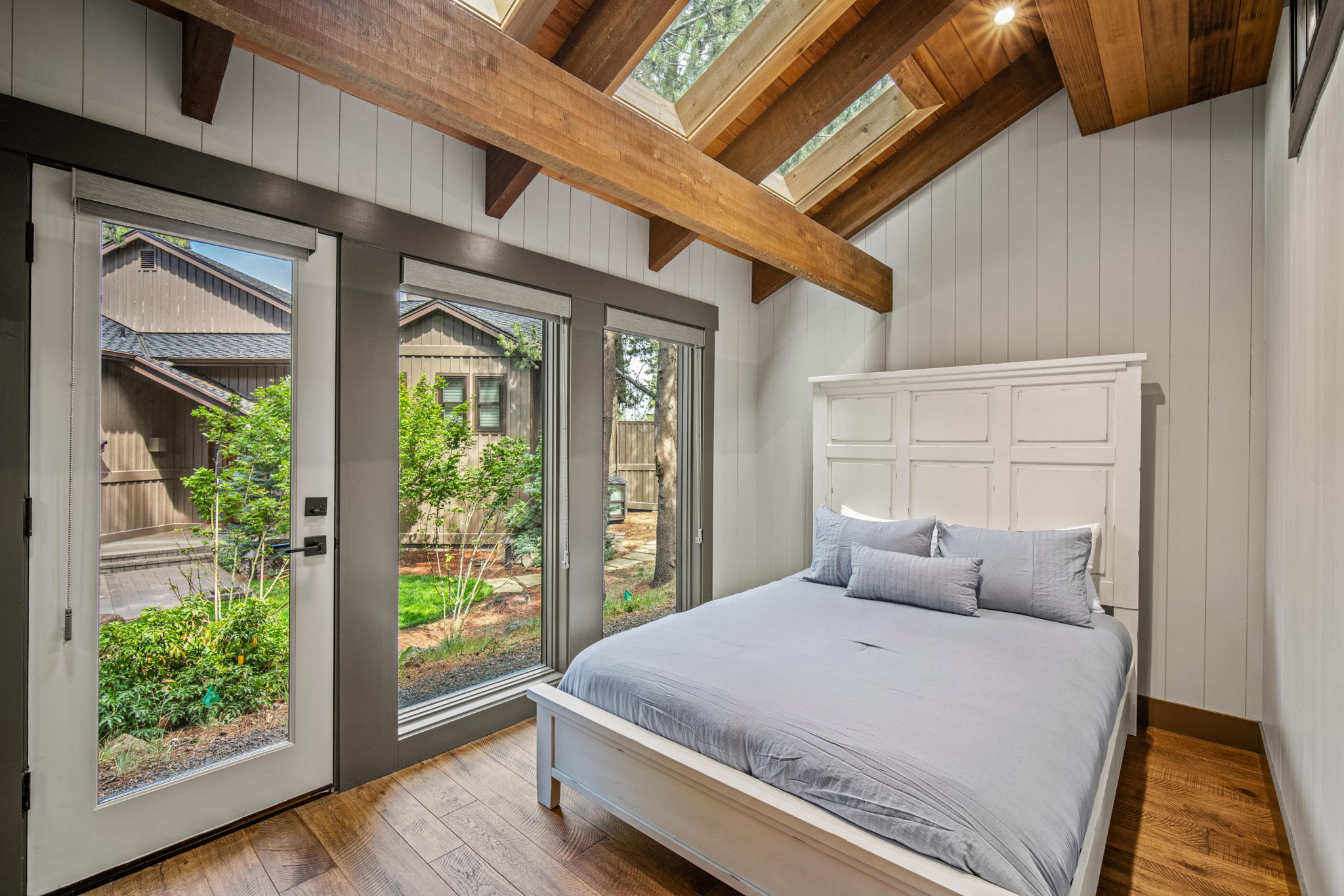 Ground floor: 2nd bedroom (Queen)