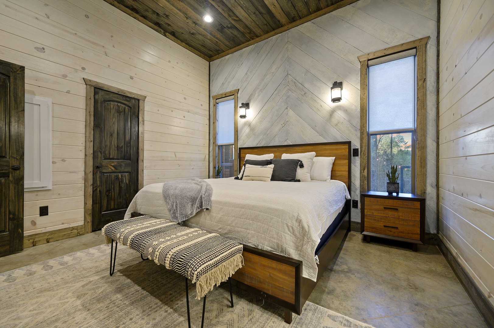 Sunlight filters through the trees while you unwind in a calm king suite. Read a few pages, set your phone aside, and recharge fully.