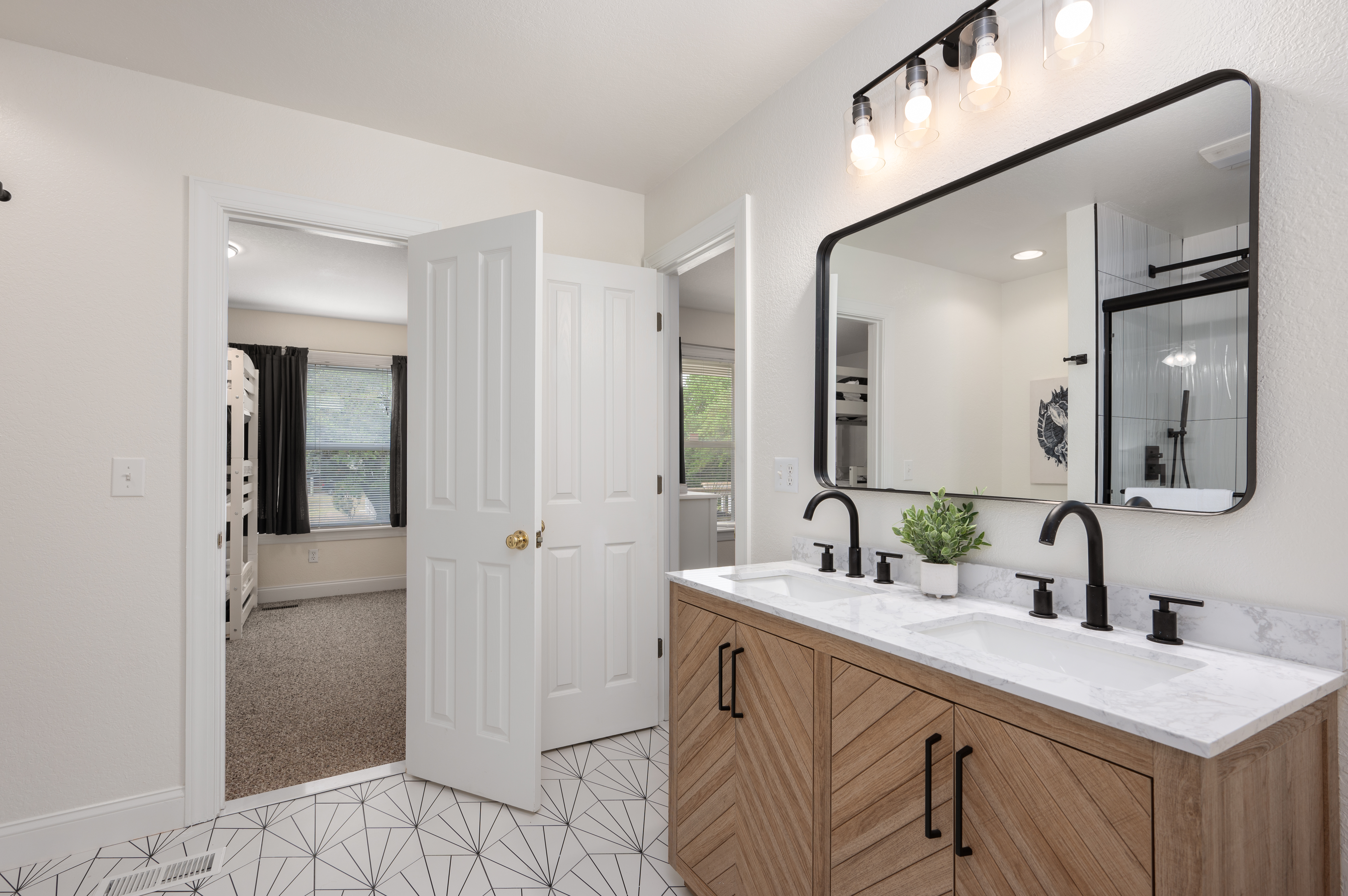 Soundside Pearl — Spa Bath (2)