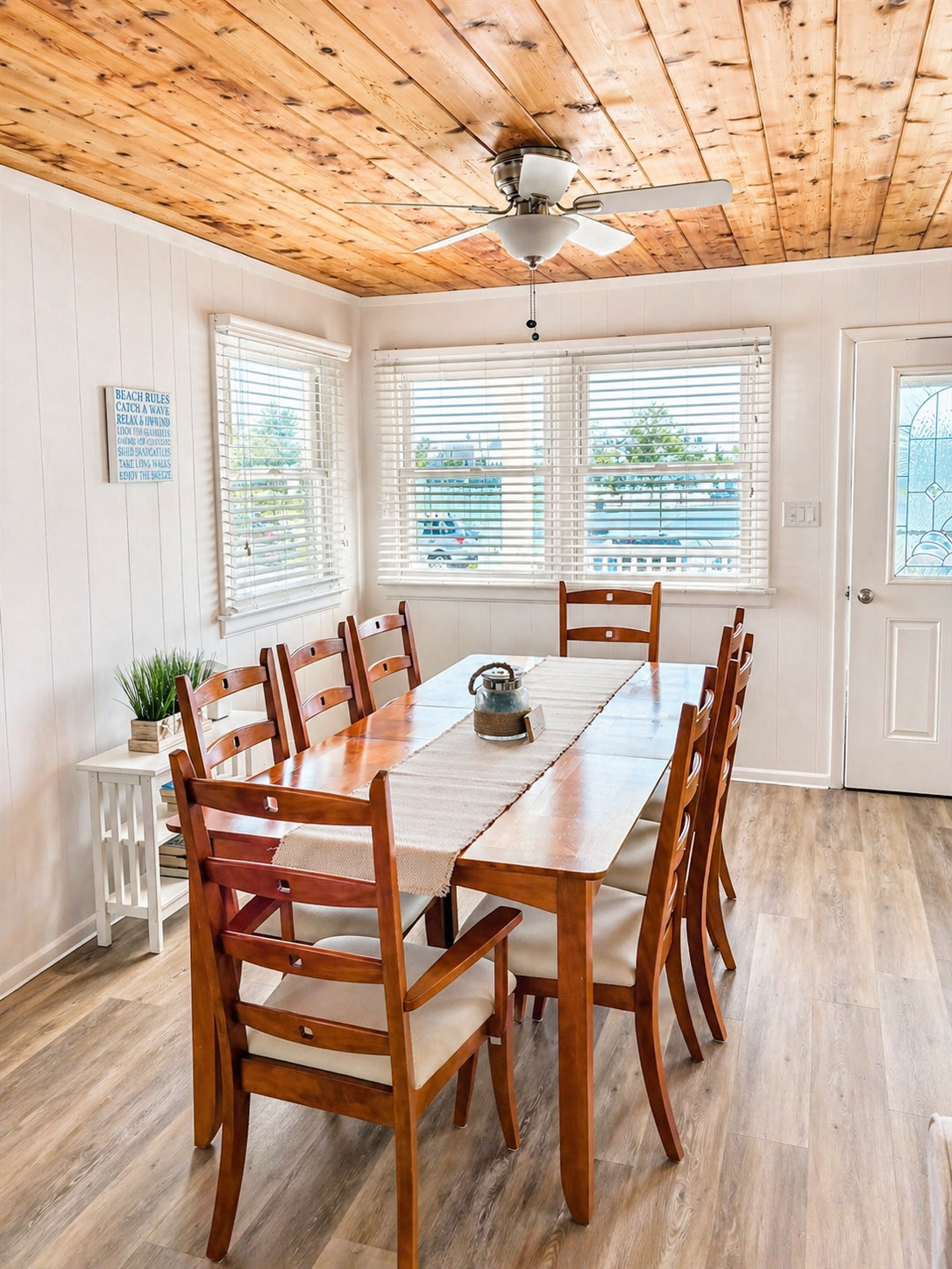 Dining room - seats 8 people