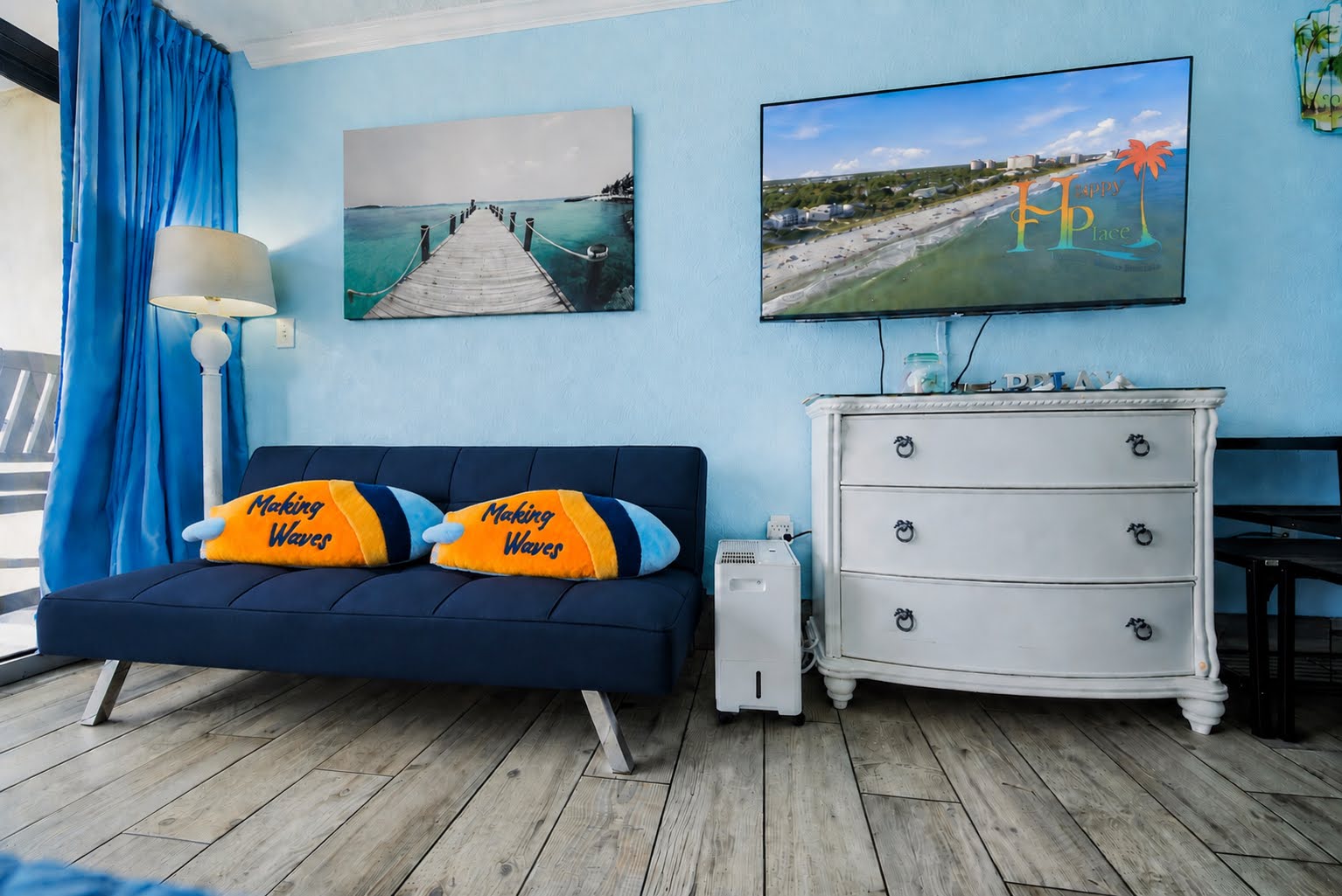 Stretch out for a movie night after a long day on the sand. ⭐
