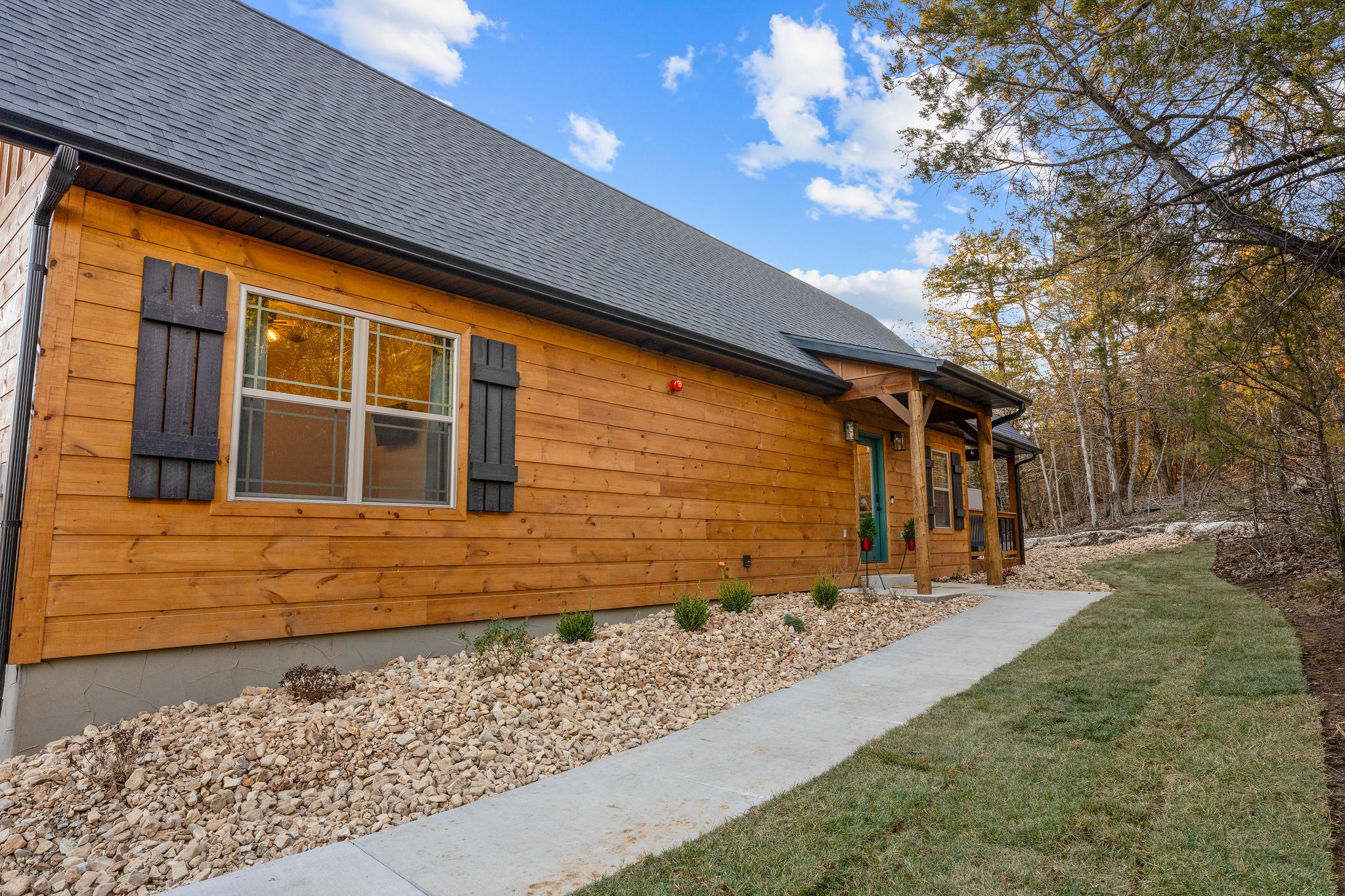 Side view of the cabin with a walkway leading to the entrance.
