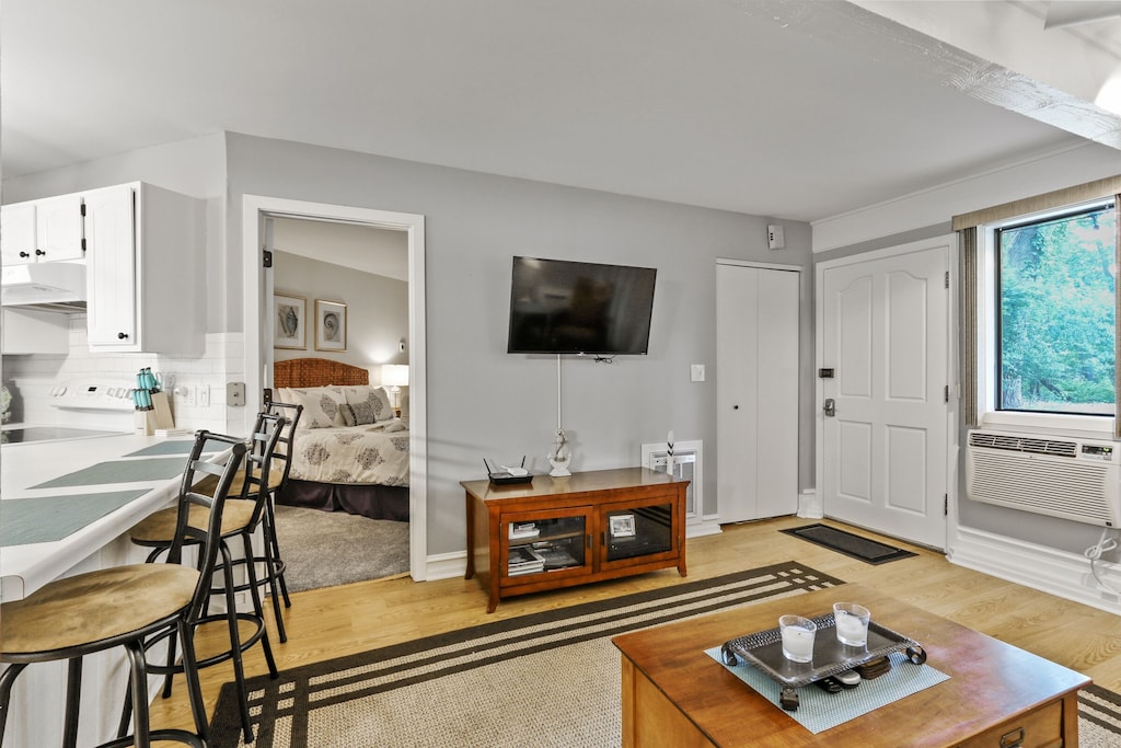 living room w flat screen tv and wi fi