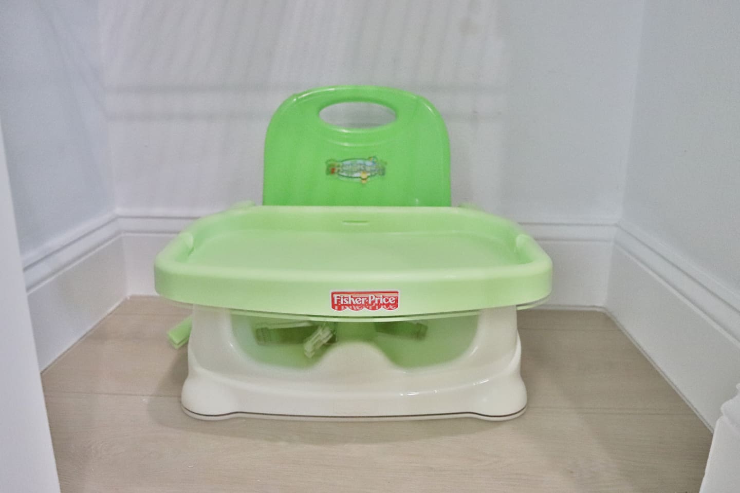 Booster seat that can be attached to dinning chairs