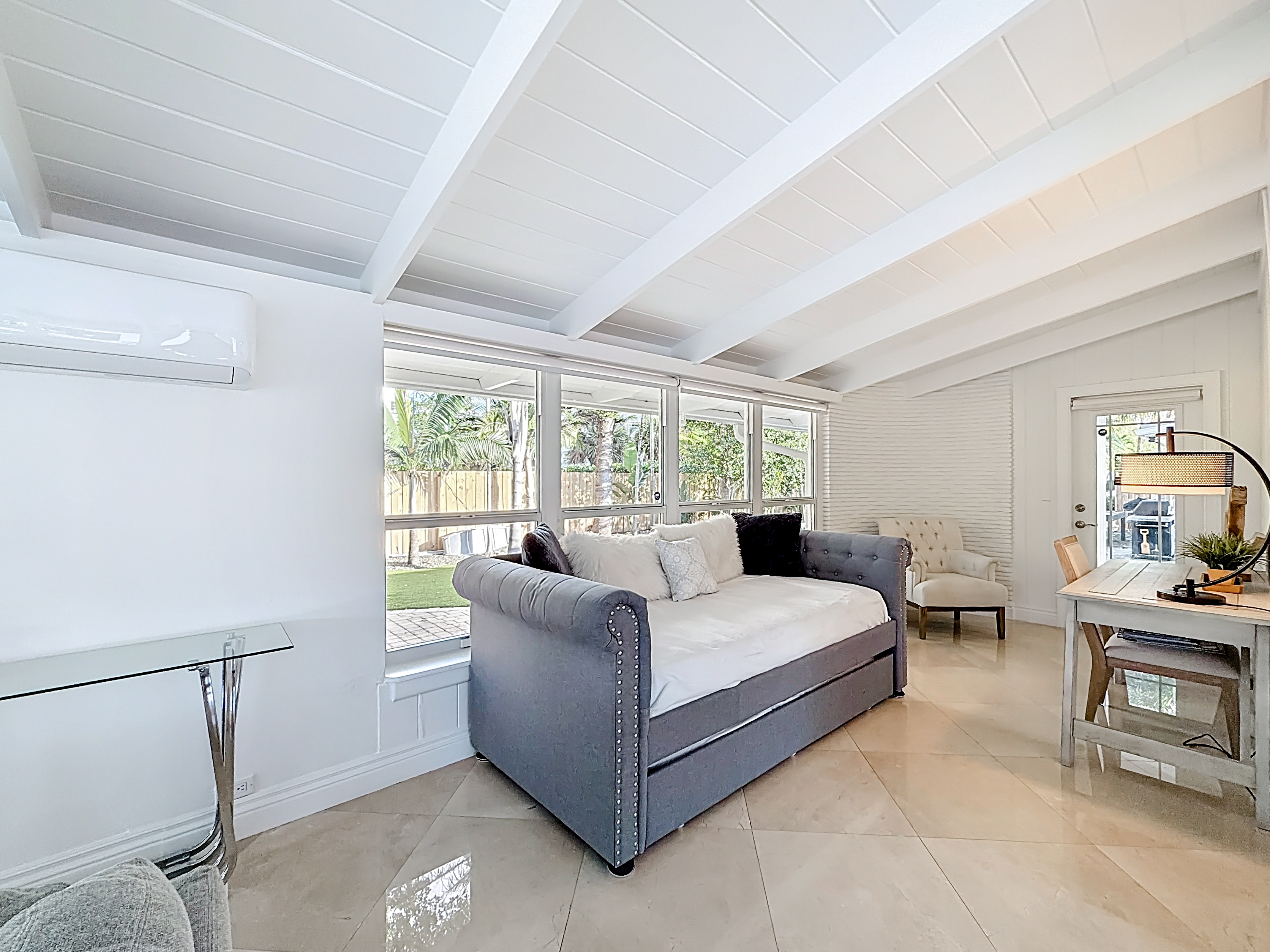 The daybed give additional sleeping and relaxing options. 