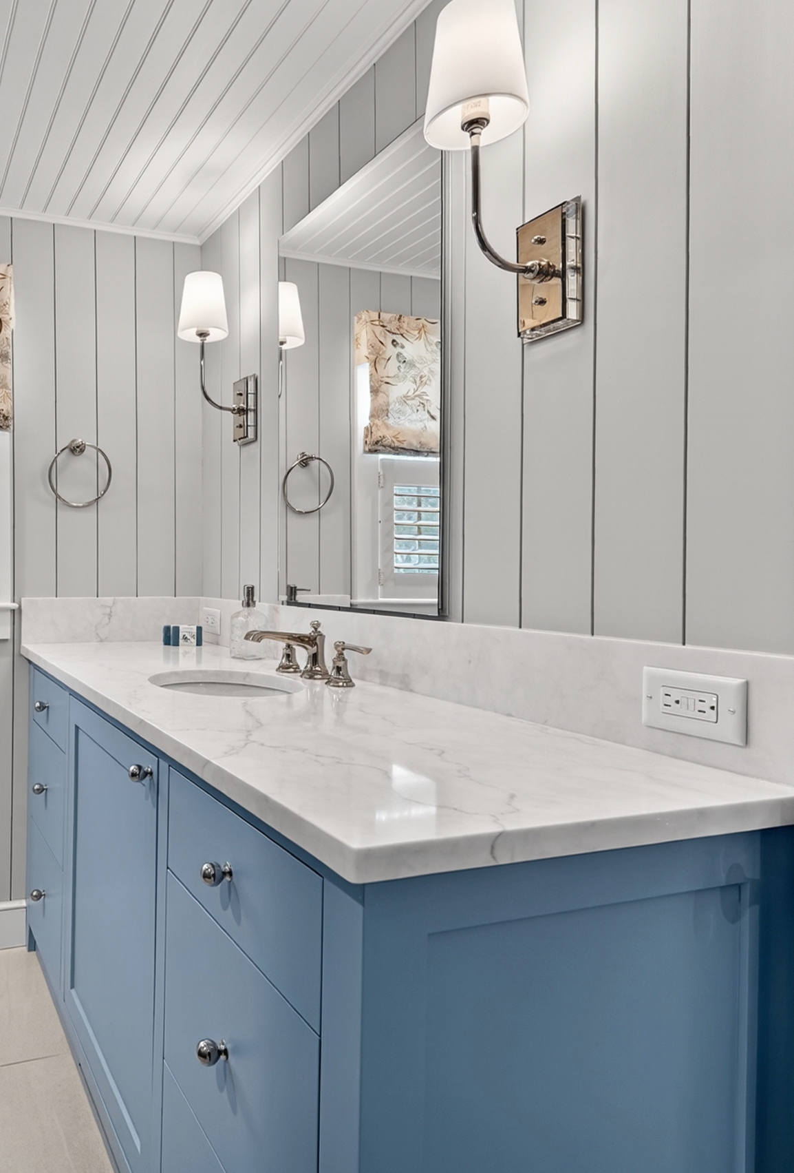 A spacious and comfortable full bathroom.