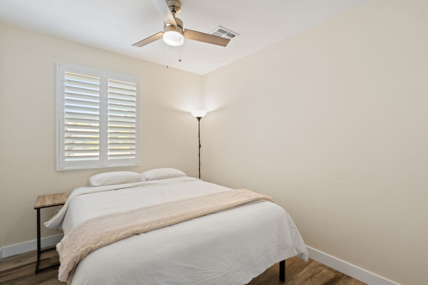 Queen bedroom in the casita with a calm, simple setup for short or extended stays.