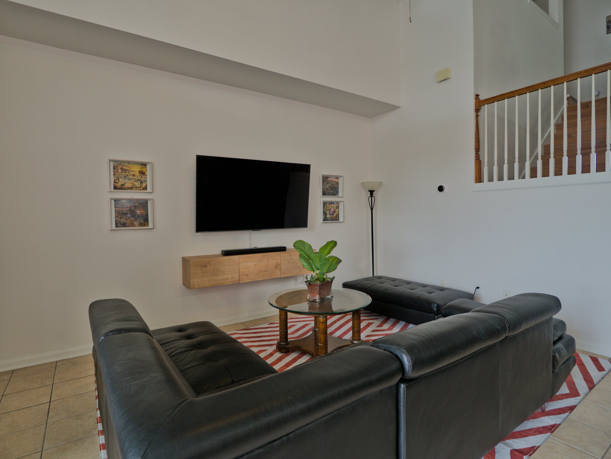 Living room with Smart TV + soundbar. 