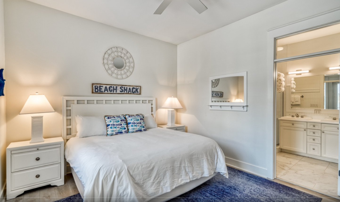 Primary Bedroom - 1st floor King Bed with en-suite bathroom