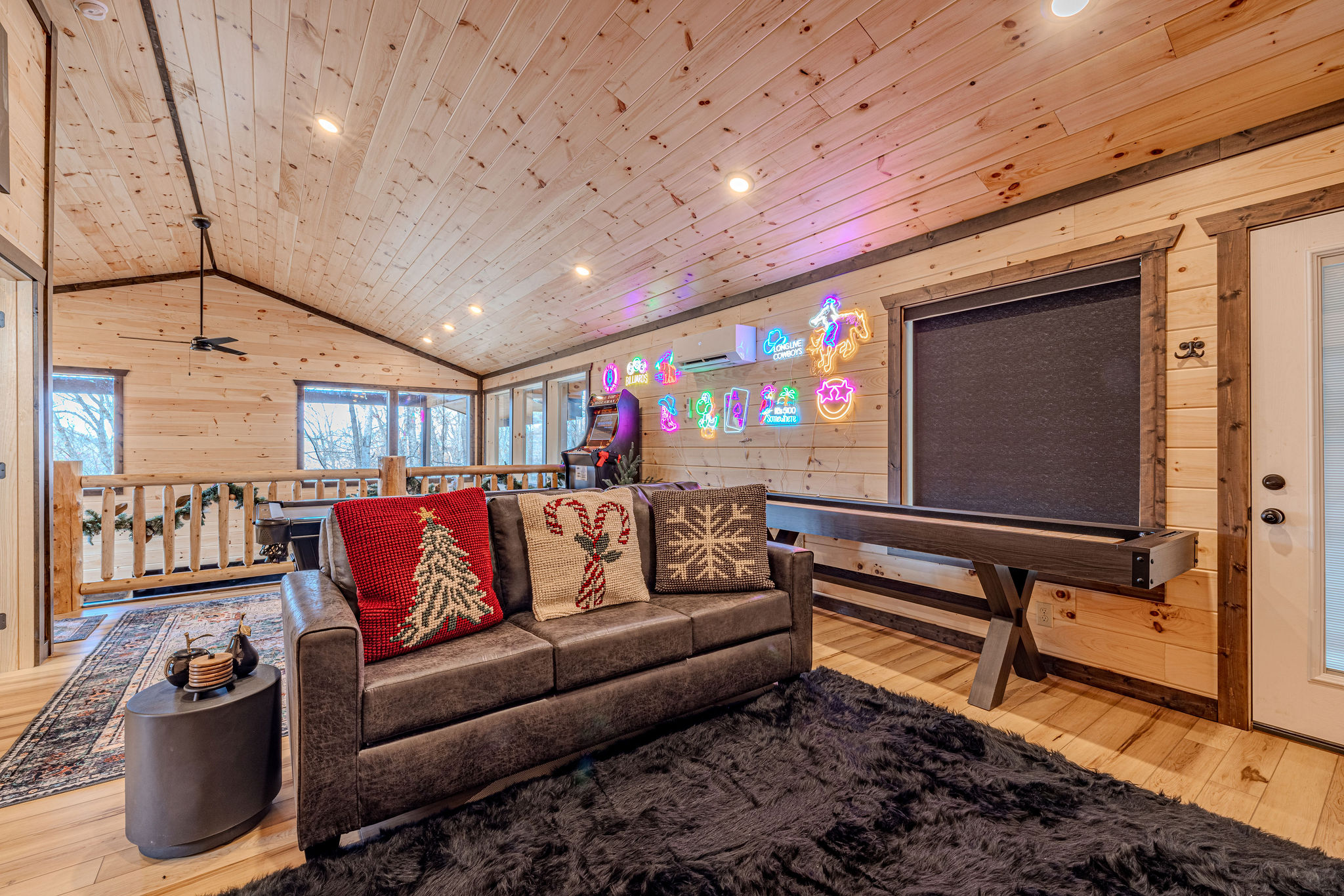 Let the Christmas spirit welcome you home to Tree Top Hideaway