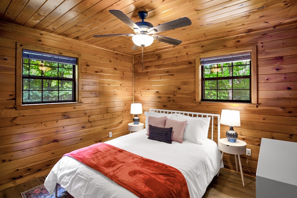 Upstairs bedroom w/ queen bed