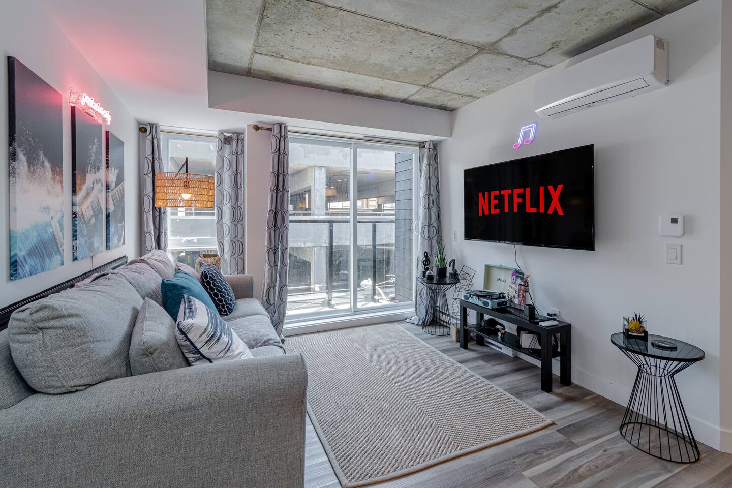 Confortable salon avec divan-lit, TV intelligente et balcon.
