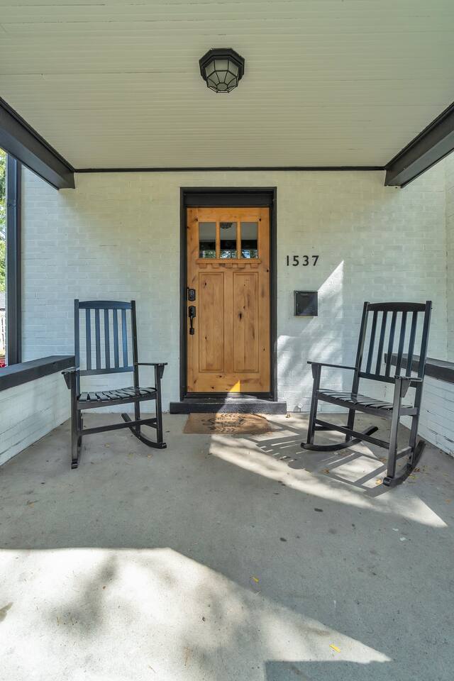 Spacious Porch, Welcoming main entrance