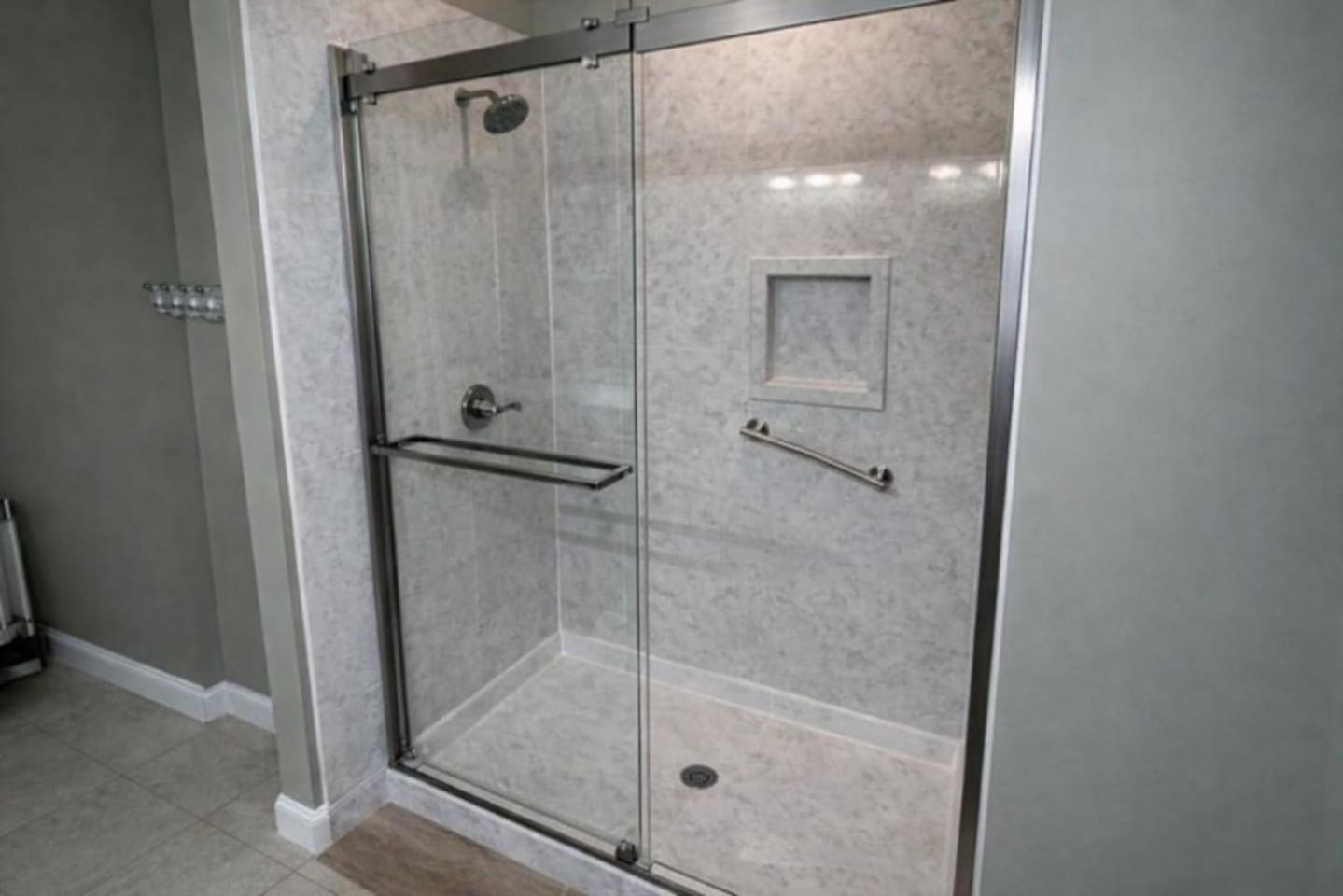 Full bathroom - Clean, modern, and newly updated bathroom.