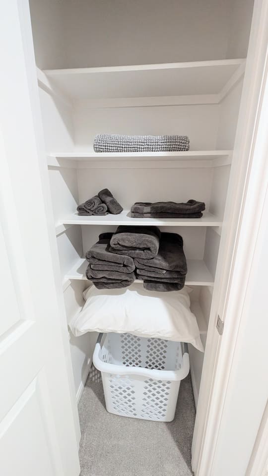 Plenty of towels, extra floor mats, and extra pillows for all your guests. 