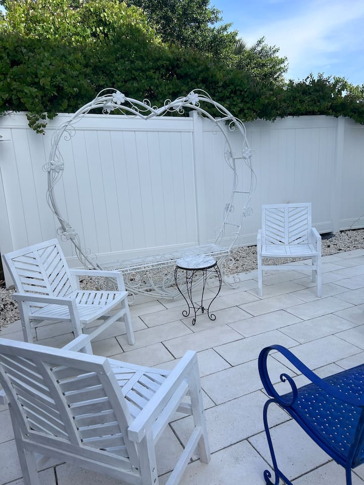 Capture the magic of your 30A getaway in our private, fenced-in backyard!  Featuring a unique heart-shaped bench, this whimsical garden nook is the ultimate backdrop for bachelorette selfies, family portraits, and romantic couple photos. 