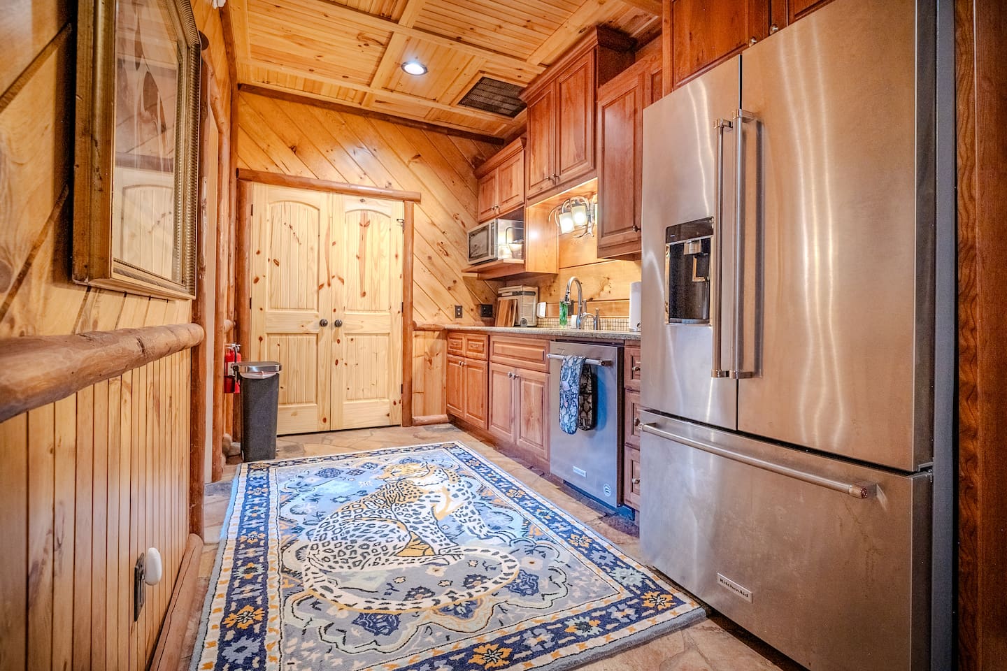 Bottom floor full kitchen