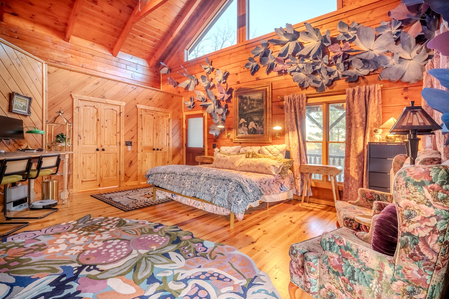 The Butterfly room is the largest of our rooms and has a walk in closet, en suite bathroom with garden tub, sitting area, fire place and dedicated work station. 