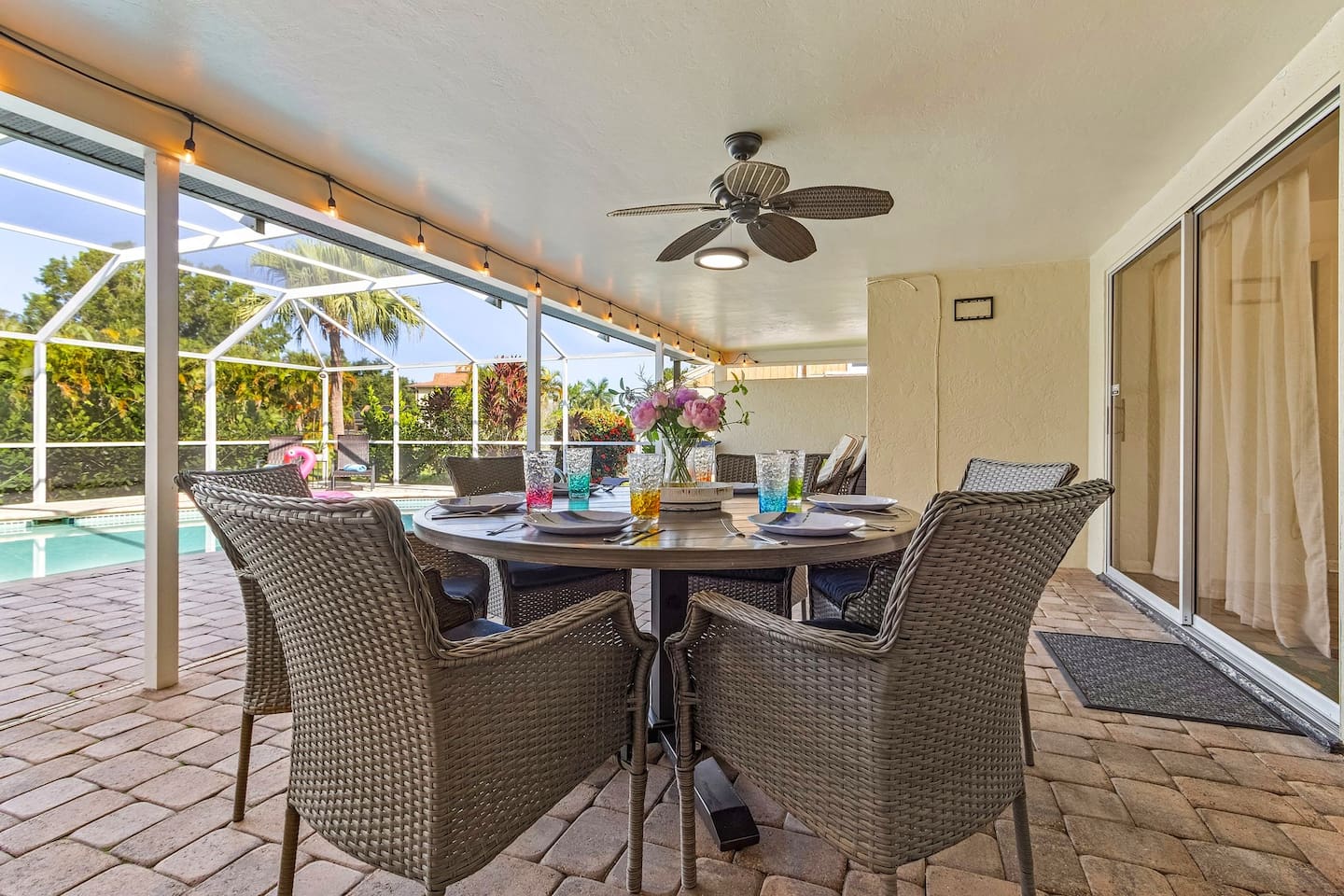 Enjoy beautiful outdoor dining with seating for up to six—perfect for al fresco meals and gatherings!