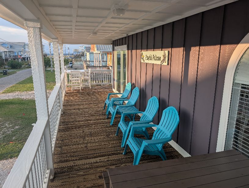 Well maintained covered front porch with plenty of seating.