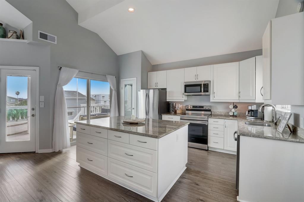 cddbc08c1c8546bca3591e640942e642 | Beachhouse | Texas | TX | Vacation Homes | Galveston | Crystal Beach | Kokomo | Breezy Days | Beachfront Elegance | Sunrise Serenity | Southern Sands Property Management, LLC