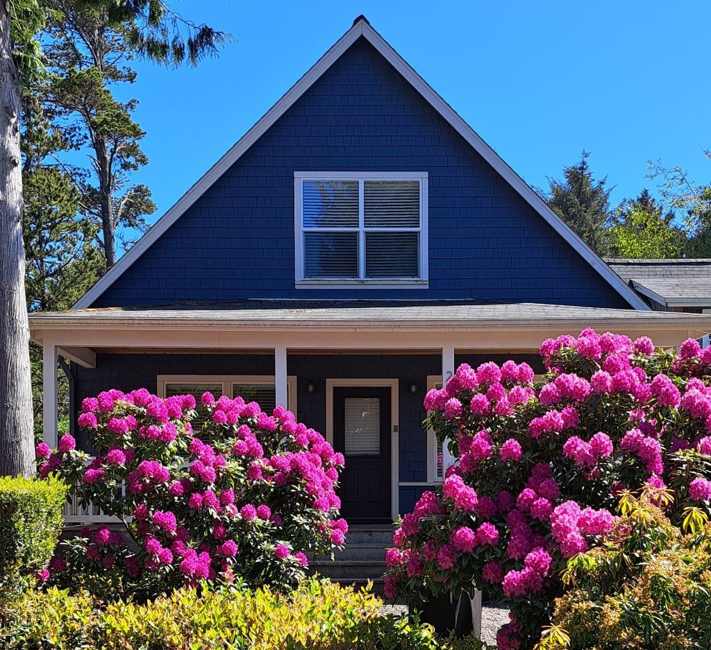 Welcome to your relaxing beach retreat, where comfort and coastal charm await!