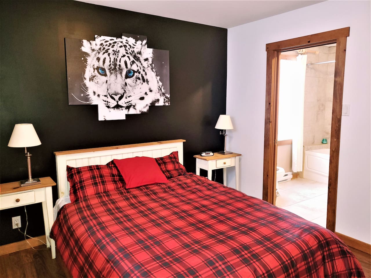 Chambre #1 au rez-de-chaussée avec un lit queen et une salle de bain.