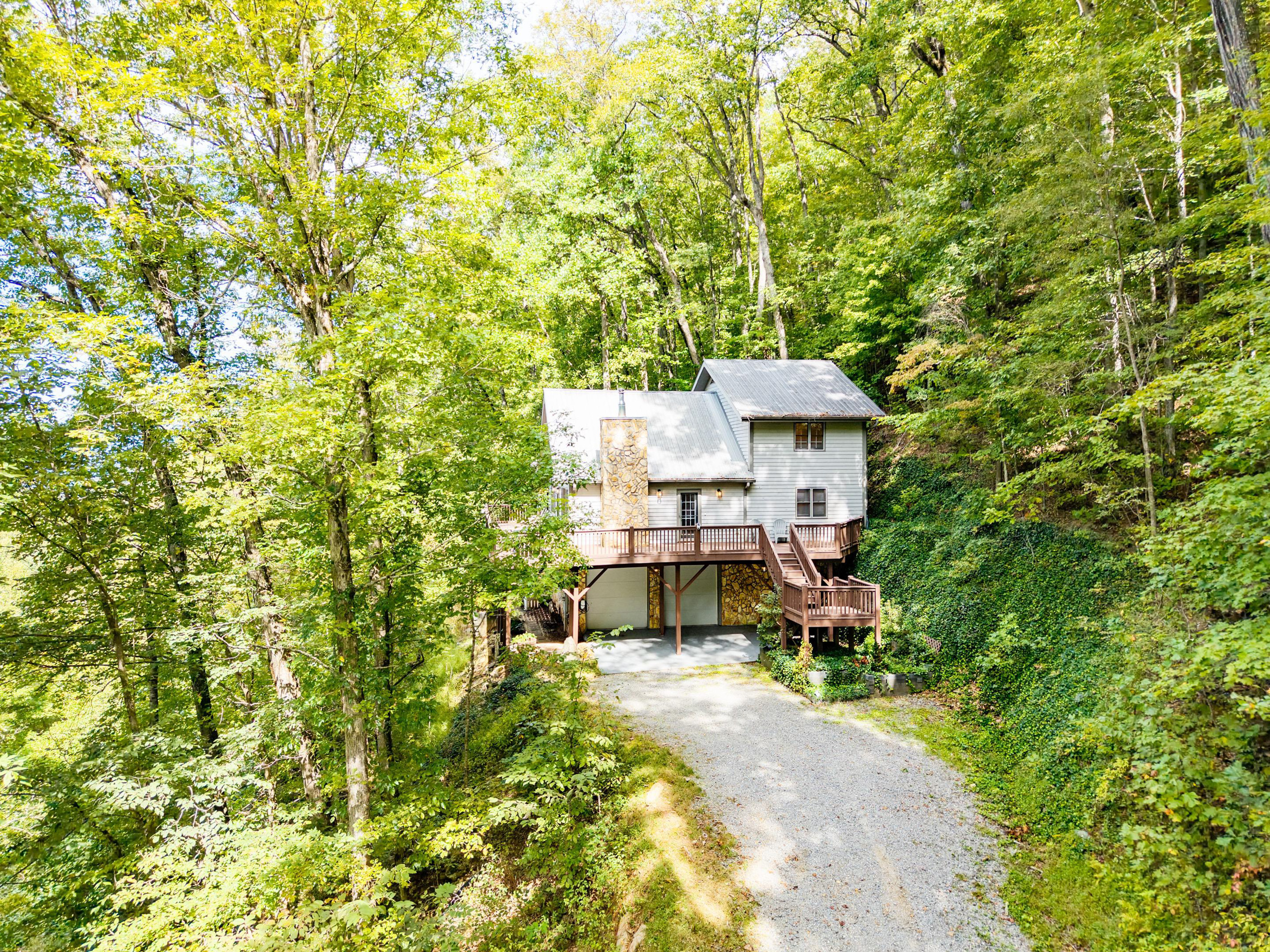 Important arrival information: The driveway is gravel. Tight like most in Western NC with comfortable room for two vehicles. The road leading to the cabin is completely paved and only 15 minutes from downtown Bryson City.