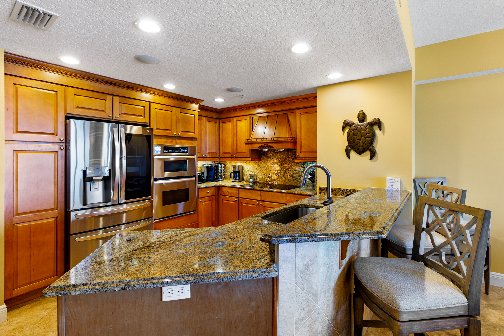 Chef's Kitchen w/Bar Stools