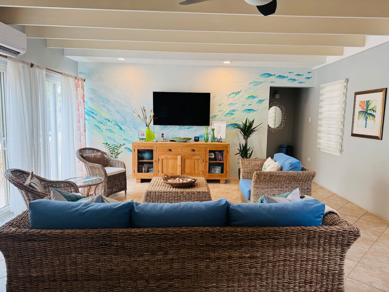 Large Living room with SmartTV