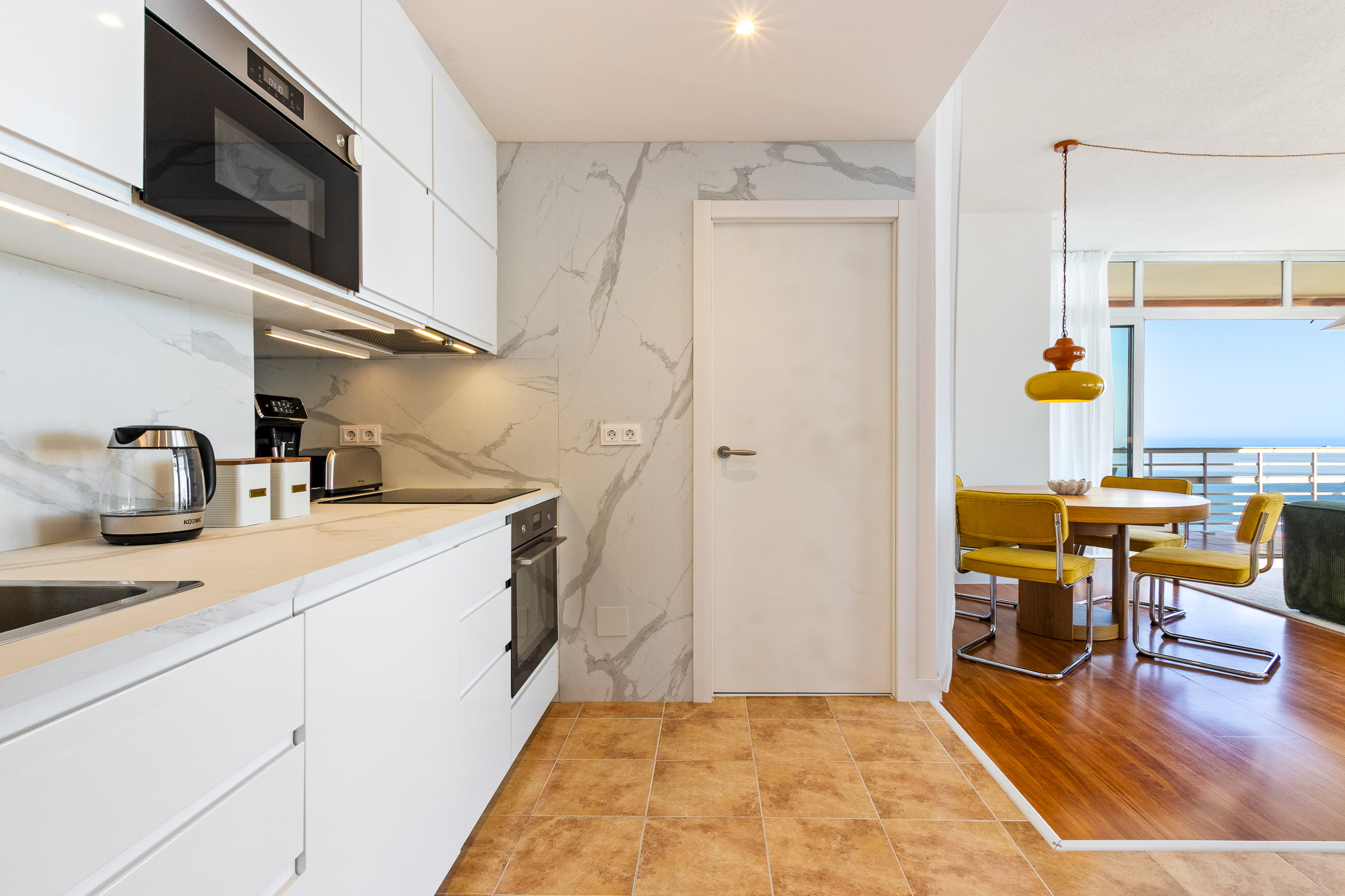 Fully equipped kitchen for easy breakfasts, cooking and longer stays.