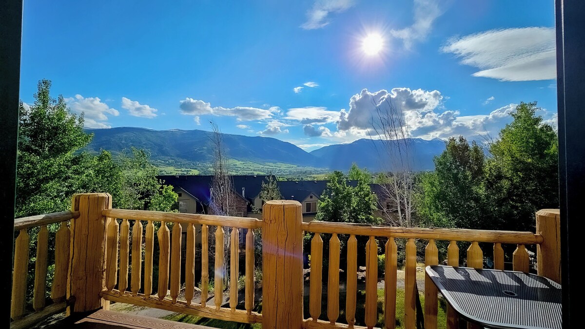 Enjoy the spectacular mountain view from the deck!