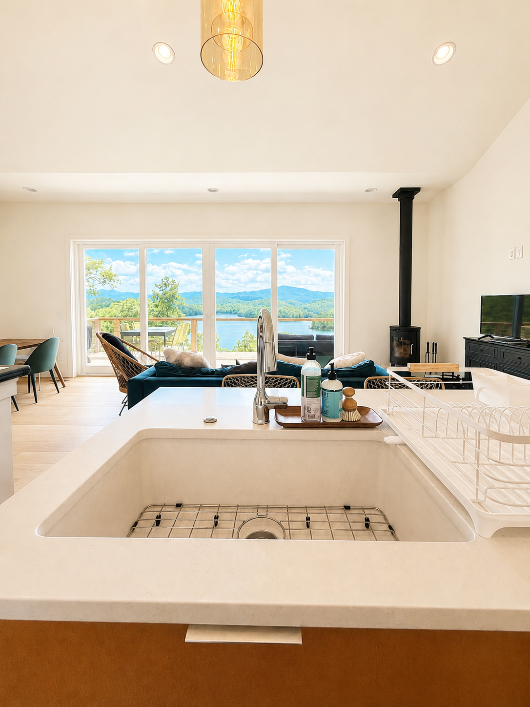 The view doesn't stop at the windows. ✨
At Hidden Point House, the lake and mountain scenery follow you from the living room all the way into the kitchen.