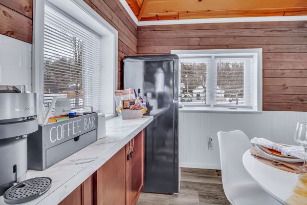 Duet cottage - Coffee bar has NESPRESSO machine and milk frother. Also included are hot cocoa packets, creamer, tea, honey sticks and other surprises.